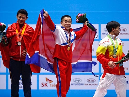 Thạch Kim Tuấn (trái) phá kỷ lục cử giật ASIAD nhưng vẫn chỉ về nhìẢnh: Reuters