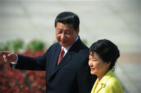 Chủ tịch Trung Quốc Tập Cận Bình tiếp Tổng thống Hàn Quốc Park Geun-hye vào năm ngoái. Ảnh: AP