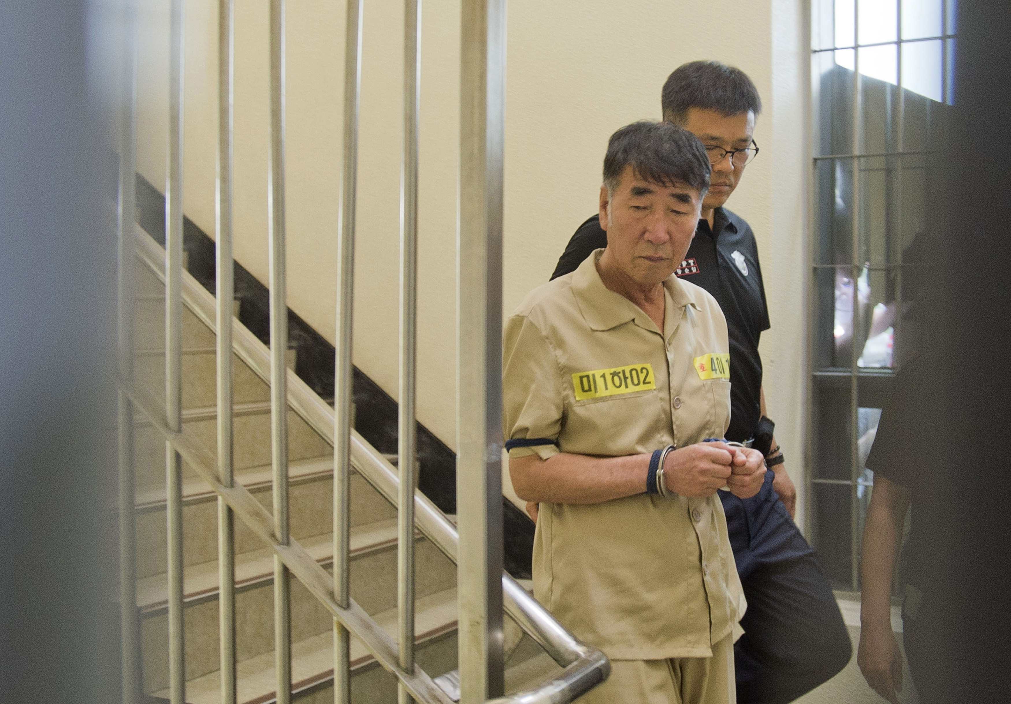 Lee Joon-seok, thuyền trưởng tàu Sewol, ra tòa hôm 10-6. Ảnh: Reuters