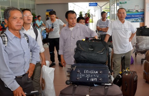 25 lao động trước giờ lên máy bay ra Hà nội để về với gia đình. Ảnh: tấn Thạnh
