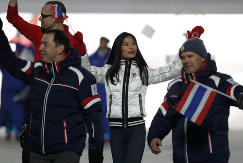 Vanessa Mae diễu hành tại Sochi 2014 trong thành phần đoàn thể thao Thái Lan