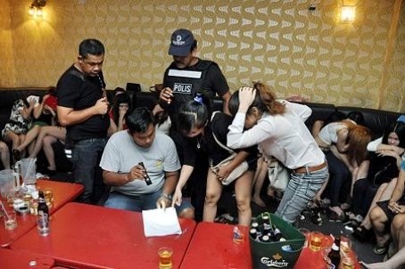Một số phụ nữ Việt được cứu khỏi quán karaoke ở Kuala Lumpur hôm 5-1

Ảnh: New Straits Times