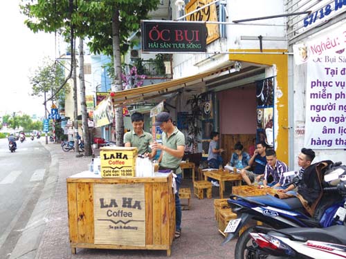 “Cặp đôi hoàn hảo” kết hợp sáng cà phê chiều ốc hải sản để giải quyết bài toán chi phí mặt bằng.