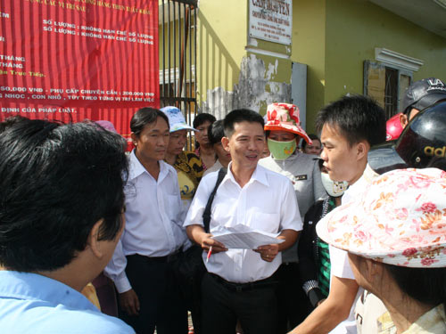 Cán bộ chuyên trách LĐLĐ huyện Hóc Môn, TP HCM, lấy ý kiến công nhân trong một vụ ngừng việc