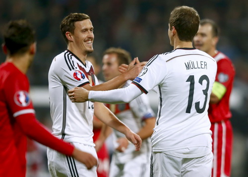 Đồng đội Max Kruse chia vui với Thomas Mueller