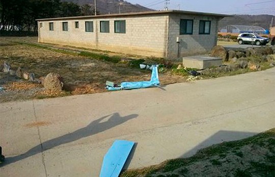 Mảnh vỡ máy bay rơi tại đảo Baengnyeong. Ảnh: Reuters