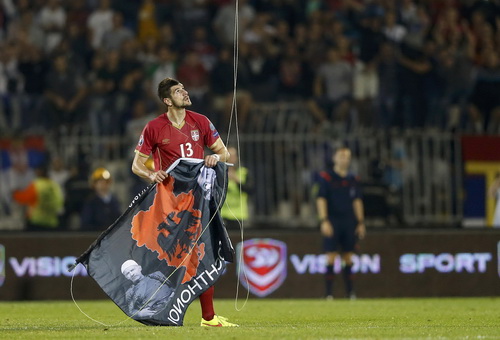 Metrovic gỡ lá cờ Albania từ thiết bị bay