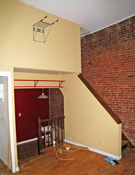 Trước khi sửa chữa, tường nhà lộ rõ các mảng sơn bong tróc và những viên gạch đỏ.