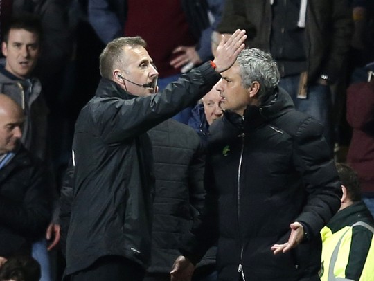 LHV Mourinho bị đuổi khỏi băng ghế chỉ đạo trong trận thua Aston Villa