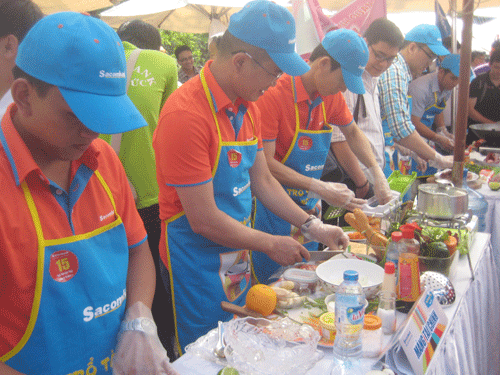 Thí sinh Sacombank chế  biến nguyên liệu món ăn