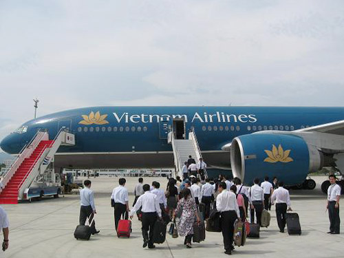 Kết quả hình ảnh cho hình ảnh lên máy bay vietnam airlines"