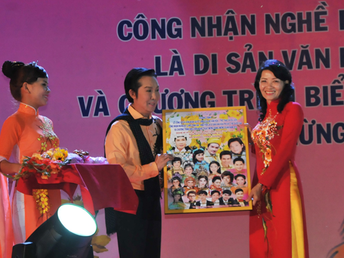 NSƯT Vũ Linh trao tặng bức ảnh kỷ niệm cho bà Lê Thị Sơn Quang. Ảnh Trung Tính