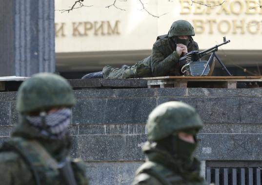 Những người đàn ông mặc quân phục chiếm lĩnh cạnh trụ sở của cơ quan lập pháp Crimea