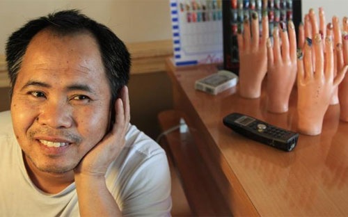 Anh Huy Van, một người Việt làm chủ tiệm nail ở Miami, Mỹ - Ảnh: Miami Herald.