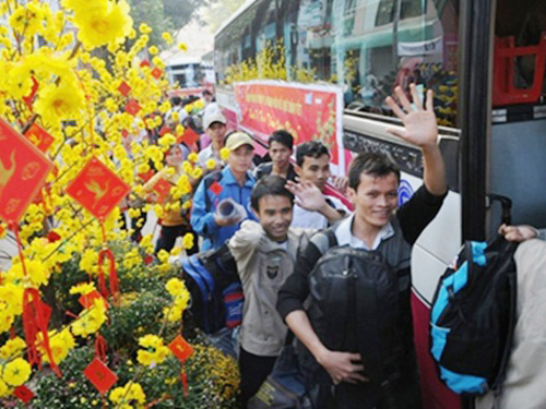 Người lao động được công đoàn tổ chức về quê ăn Tết Âm lịch truyền thống