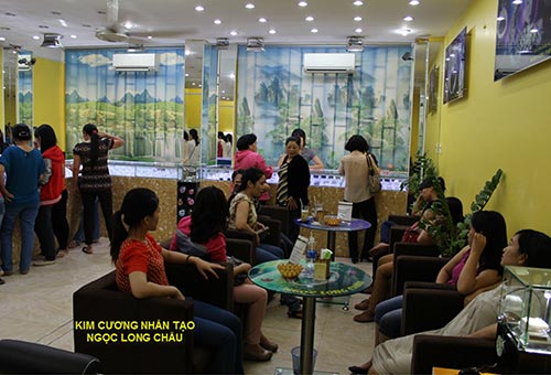 Khách hàng đang được tư vấn để chọn cho mình sản phẩm vừa ý tại Công ty Ngọc Long Châu Khách hàng đang được tư vấn để chọn cho mình sản phẩm vừa ý tại Công ty Ngọc Long Châu