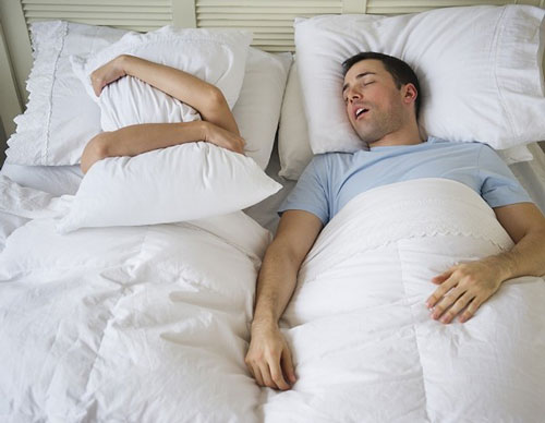 Người ngủ ngáy nặng dễ dẫn đến tăng huyết áp và có những cơn đau thắt ngực Ảnh: INTERNET