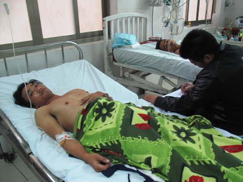 Nạn nhân Nguyễn Văn Hậu còn đang trong tình trạng nguy kịch với vết đâm thấu ngực