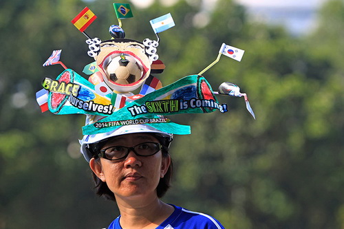 Một phụ nữ Singapore chào đón World Cup 2014