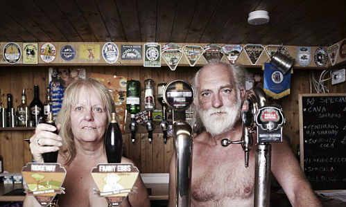 Bà Tina và và chồng Mark Yates trong một quán rượu ở Spielplatz. Ảnh: Daily Mail