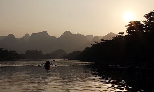 Dọc theo dòng suối Yến, từng cụm hoa súng nở trong cái sáng ban mai đầu đông se se lạnh đón chào những đòn thuyền nhẹ trong mùa vắng khách