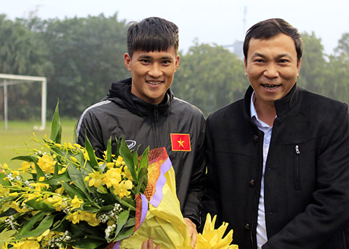 Công Vinh nhận hoa mừng sinh nhật từ Phó Chủ tịch VFF Trần Quốc Tuấn