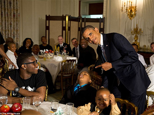
	Các bạn nhỏ, hãy coi chừng khi bị Tổng thống Obama bắt gặp ngủ gật! Đây là bức ảnh chụp ngày 14-6-2013. Ngay khi nhìn thấy cậu bé ngủ gật trong bữa tiệc kem nhân ngày của cha tại phòng ăn của Nhà Trắng, ông Obama lập tức gọi nhiếp ảnh gia Pete Souza và nhờ chụp lại cảnh tượng này. Vị tổng thống vui tính còn đứng chỉ tay vào cậu bé với khuôn mặt rất tinh quái...