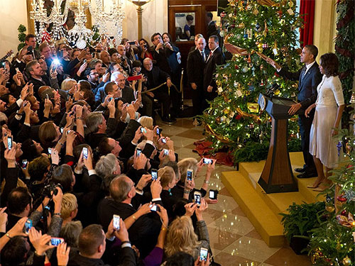 
	Tổng thống và Đệ nhất phu nhân Mỹ đón Giáng sinh tại Vườn Hồng của Nhà Trắng. Tuy nhiên, hình ảnh đáng chú ý ở đây là cảnh tất cả các quan khách giơ điện thoại thông minh lên chụp hình. 