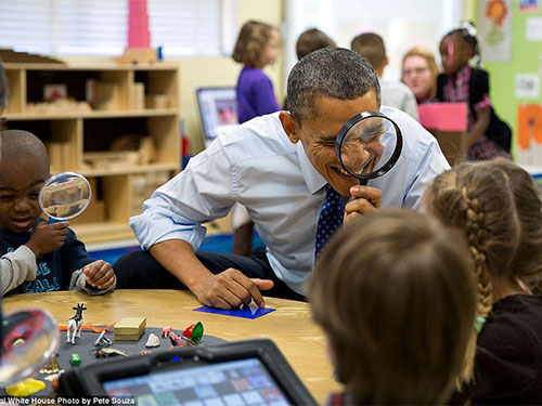 
	Tổng thống Obama vui đùa cùng kính lúp với các em nhỏ trong trường mẫu giáo ở Decatur, Georgia. Ảnh chụp ngày 14-2-2013 