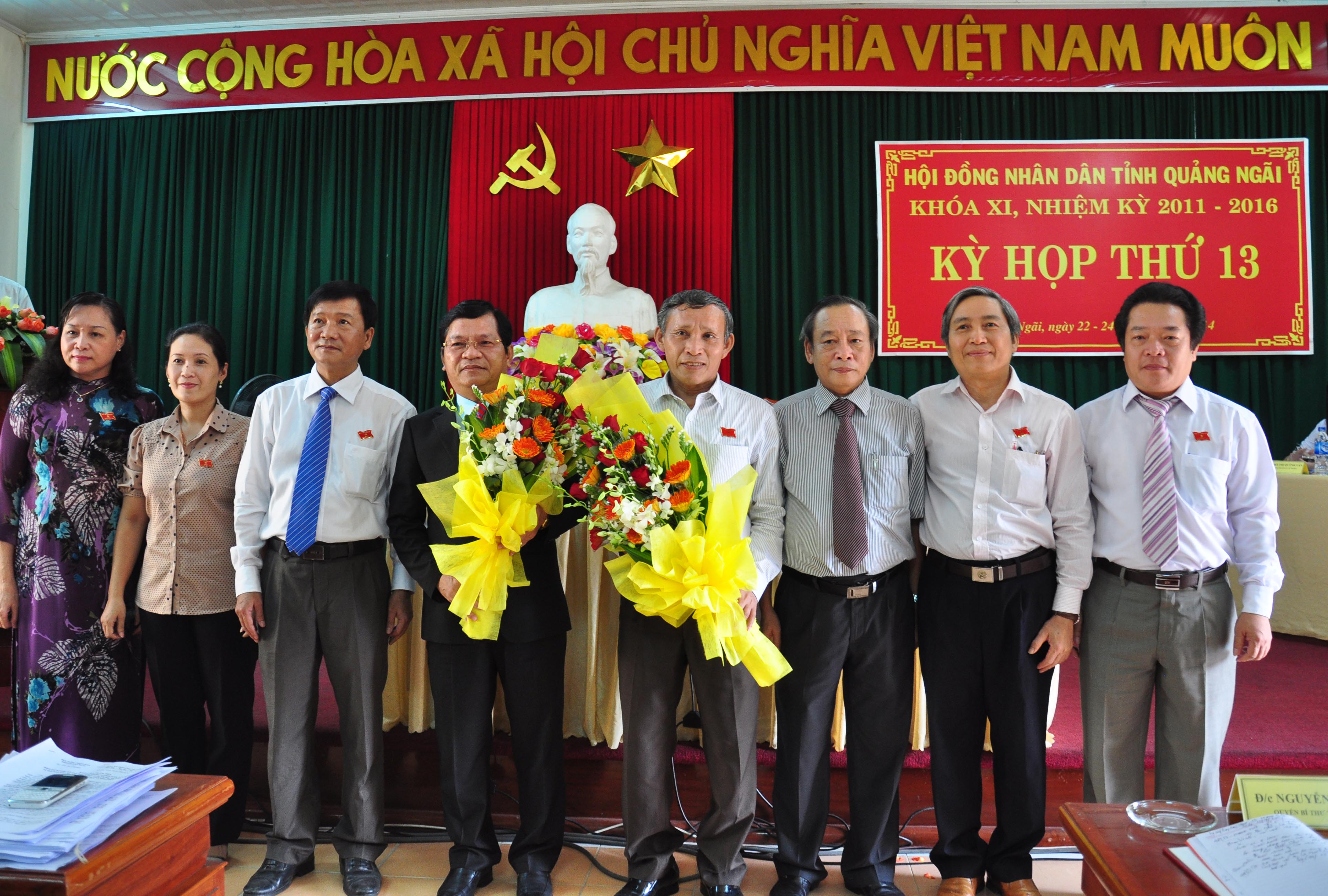 Ông Lê Viết Chữ (thứ 4 từ trái qua) tại lễ nhậm chức Chủ tịch UBND tỉnh Quảng Ngãi. Ảnh: Tử Trực