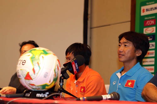 HLV Miura tại buổi họp báo