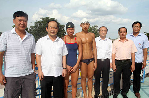 VĐV bơi lội Ánh Viên (thứ ba trái sang)