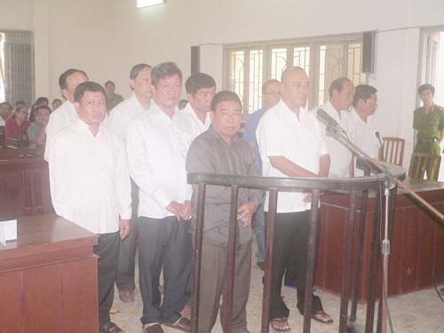 Các bị can trong phiên xét xử sơ thẩm tại TAND tỉnh Đồng Tháp vào ngày 18-2-2014