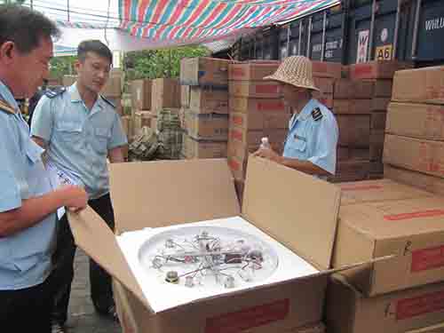 Nhân viên hải quan đang kiểm đếm hàng trong 14 container nghi hàng lậuảnh: Thái Phương