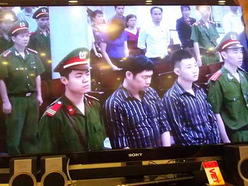 Bị cáo Nguyễn Mạnh Tường (trái) và Đào Quang Khánh. (Ảnh chụp qua màn hình tivi)