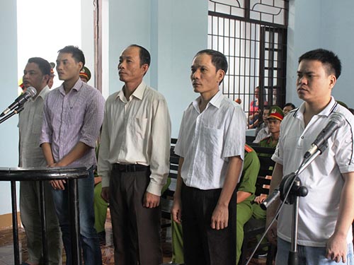 Từ trái qua: Các bị cáo Hà, Anh Trung, Nam, Kiên và Thành Trung trong phiên tòa ngày 18-6