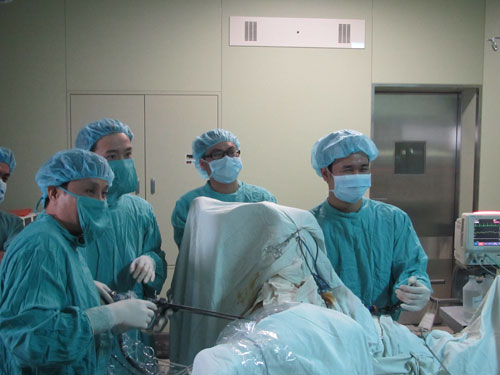 Các bác sĩ đang tiến hành phẫu thuật - Ảnh do Bệnh viện Trung ương Huế cung cấp