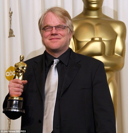 Philip Seymour Hoffman với tượng vàng Oscar năm 2006