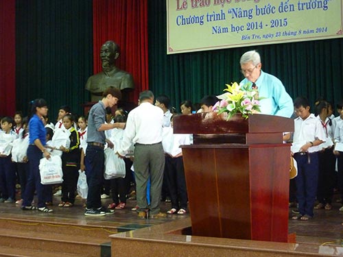 Các em học sinh, sinh viên nhận học bổng tại lễ phát học bổng Nhân Thiện năm học 2014-2015