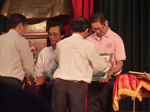 Ông Thammanoon Jiviriyawat, Phó Tổng Giám đốc cấp cao Công ty Cổ phần Chăn nuôi CP Việt Nam được nhận bằng khen từ chương trình