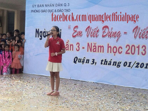 Mỹ Chi tham gia văn nghệ tại ngày hội Em viết đúng, viết đẹp.