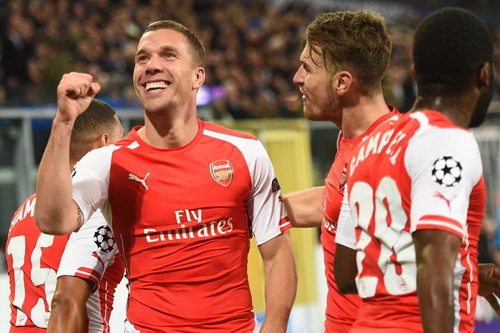 Lukas Podolski (trái) vui mừng sau khi ghi bàn quyết định, giúp Arsenal giảnh chiến thắng