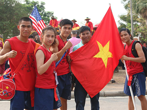 Võ sĩ Thanh Trúc (bìa phải) mất cơ hội đọat HCV vì phe &quot;áo đỏ&quot;