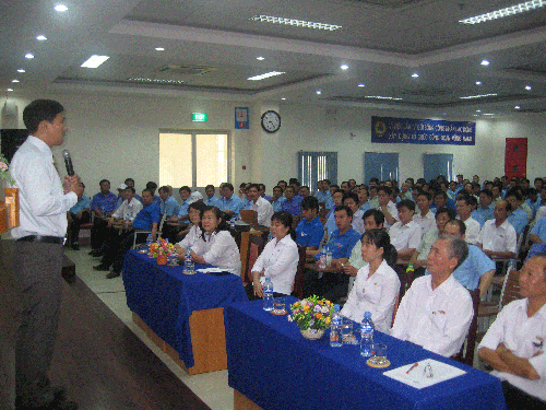 Ông Nguyễn Văn Quang, Phó Giám đốc Trung tâm Công tác xã hội Công đoàn, phổ biến kiến thức HIV/AIDS cho công nhân