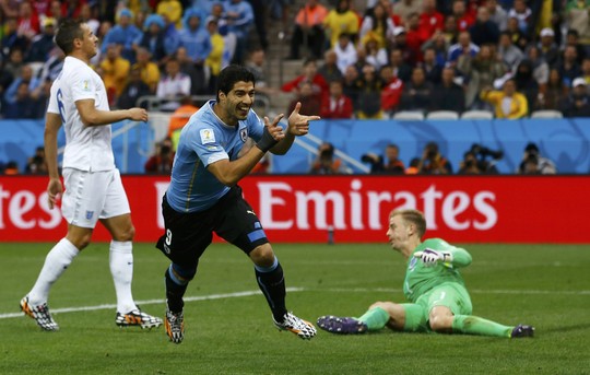 Suarez trong trận thắng Anh 2-1 ở vòng bảng World Cup 2014