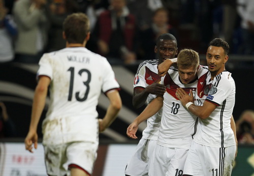 Đồng đội chia vui cùng Toni Kroos (18) sau bàn mở tỉ số