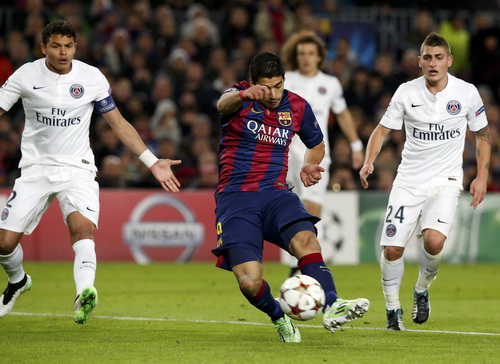 Suarez ghi bàn trong sự bất lực của hàng thủ đội khách