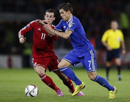 Gareth Bale (11) bất lực trước hàng thủ Bosnia