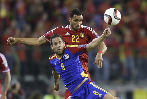 Nacer Chadli (22, Bỉ) bị hậu vệ Andorra đeo bám sát sao