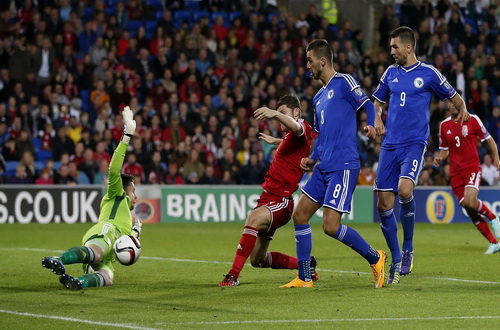 ... trong khi thủ thành Wayne Hennessey quá vất vả trước các chân sút Bosnia